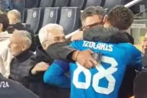 Η συγκινητική αγκαλιά του Τζολάκη με τον πατέρα του