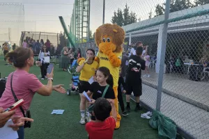  Ποδοσφαιριστές και Λέοντας μοίρασαν χαρά σε τουρνουά (φώτο) 