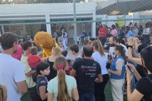  Ποδοσφαιριστές και Λέοντας μοίρασαν χαρά σε τουρνουά (φώτο) 