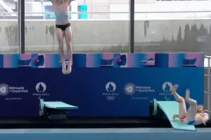 Γάλλος αθλητής καταδύσεων γλιστρά και πέφτει μπροστά στον Μακρόν