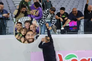 "Μέσα" από την εξέδρα!