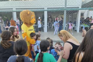  Ποδοσφαιριστές και Λέοντας μοίρασαν χαρά σε τουρνουά (φώτο) 