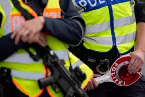 Οκτώ άνθρωποι παρασύρθηκαν από αυτοκίνητο έξω από σούπερ μάρκετ