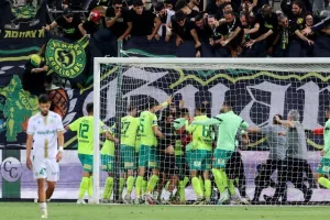 ΑΕΚ-Ομόνοια: Κιτρινοπράσινο το ντέρμπι και… ζωντανή για το όνειρο! (φώτος)