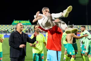 Ο Σιμόν junior με τον... μπαμπά!