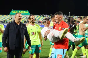 Ο Σιμόν junior με τον... μπαμπά!