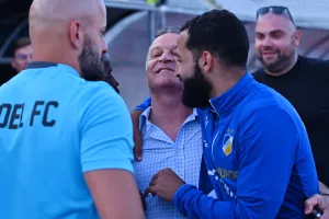 Πρόδρομος... μετά το τέλος/ Στο γήπεδο και αγκαλιές με τους παίκτες (Φώτος)