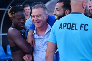 Πρόδρομος... μετά το τέλος/ Στο γήπεδο και αγκαλιές με τους παίκτες (Φώτος)