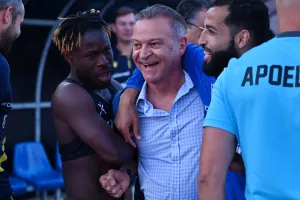 Πρόδρομος... μετά το τέλος/ Στο γήπεδο και αγκαλιές με τους παίκτες (Φώτος)