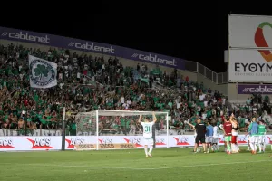Αποθεώνει τον κόσμο της 