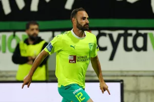 Σκόραρε... δεν πανηγύρισε αλλά τον "έπνιξαν" στις αγκαλιές! (Φώτος)
