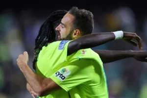ΑΕΚ-Ομόνοια: Κιτρινοπράσινο το ντέρμπι και… ζωντανή για το όνειρο! (φώτος)