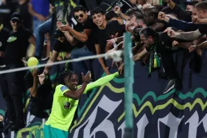 ΑΕΚ-Ομόνοια: Κιτρινοπράσινο το ντέρμπι και… ζωντανή για το όνειρο! (φώτος)