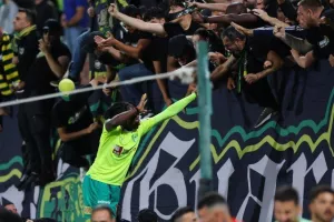 ΑΕΚ-Ομόνοια: Κιτρινοπράσινο το ντέρμπι και… ζωντανή για το όνειρο! (φώτος)
