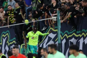 ΑΕΚ-Ομόνοια: Κιτρινοπράσινο το ντέρμπι και… ζωντανή για το όνειρο! (φώτος)