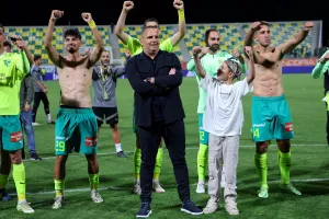 Ο Σιμόν junior με τον... μπαμπά!