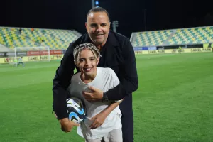 Ο Σιμόν junior με τον... μπαμπά!