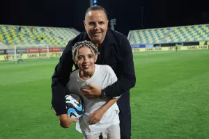 Ο Σιμόν junior με τον... μπαμπά!