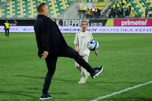Ο Σιμόν junior με τον... μπαμπά!