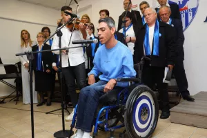 (Βίντεο) Η στιγμή που ο Ξένιος τραγούδησε το τραγούδι του