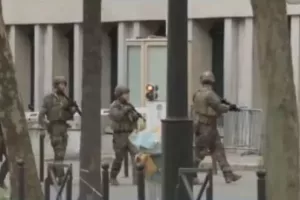 Συνελήφθη ο άνδρας που απειλούσε να ανατιναχτεί στο ιρανικό προξενείο στο Παρίσι - Δείτε βίντεο