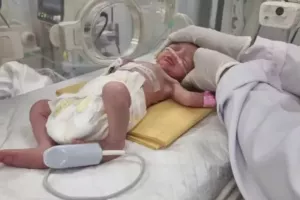 Γάζα: Πέθανε το βρέφος που γεννήθηκε με καισαρική μετά τον θάνατο της μητέρας σε βομβαρδισμό