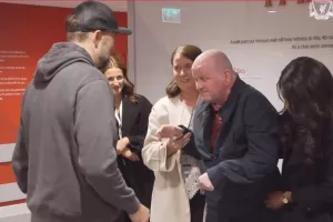 Το ιδιαίτερο ραντεβού του Κλοπ με τον Σον Κοξ στα αποδυτήρια του Άνφιλντ (Βίντεο)