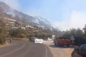Κρήτη: "Μάχη" με τις φλόγες - Ένας τραυματίας από τη φωτιά - Καίγονται τα πρώτα σπίτια