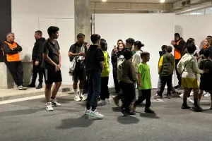 Μαζεύτηκαν... για φωτογραφίες και αυτόγραφα (Φώτος)