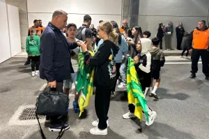 Μαζεύτηκαν... για φωτογραφίες και αυτόγραφα (Φώτος)