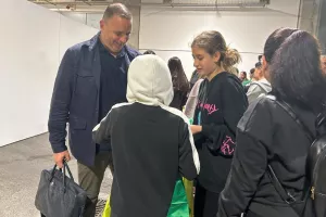 Μαζεύτηκαν... για φωτογραφίες και αυτόγραφα (Φώτος)