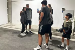 Μαζεύτηκαν... για φωτογραφίες και αυτόγραφα (Φώτος)