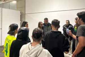 Μαζεύτηκαν... για φωτογραφίες και αυτόγραφα (Φώτος)