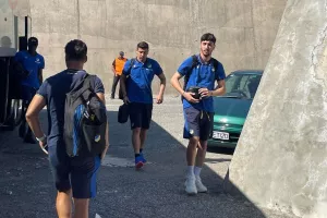 Η άφιξη του ΑΠΟΕΛ στο "Στ. Κυριακίδης" (Φώτος)