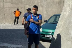 Η άφιξη του ΑΠΟΕΛ στο "Στ. Κυριακίδης" (Φώτος)