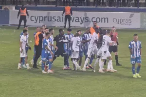 Ένταση με Σεμέδο/ Πανηγύρισε μπροστά απ' τους Ανορθωσιάτες (Φώτος/Βίντεο)