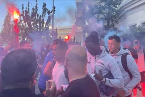 Οι Παφίτες μαζεύτηκαν έξω απ' το ξενοδοχείο και... ντόπαραν τους παίκτες! (Φώτος Kerkida)