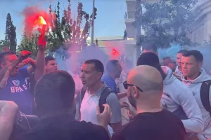 Οι Παφίτες μαζεύτηκαν έξω απ' το ξενοδοχείο και... ντόπαραν τους παίκτες! (Φώτος Kerkida)