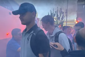 Οι Παφίτες μαζεύτηκαν έξω απ' το ξενοδοχείο και... ντόπαραν τους παίκτες! (Φώτος Kerkida)