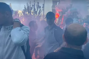 Οι Παφίτες μαζεύτηκαν έξω απ' το ξενοδοχείο και... ντόπαραν τους παίκτες! (Φώτος Kerkida)