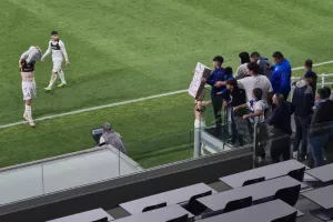 Τελικά... έκανε το καθήκον του ο Άδωνη/ Φανέλα, selfie και πλακάτ! 