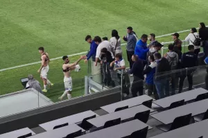 Τελικά... έκανε το καθήκον του ο Άδωνη/ Φανέλα, selfie και πλακάτ! 