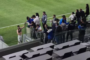 Τελικά... έκανε το καθήκον του ο Άδωνη/ Φανέλα, selfie και πλακάτ! 