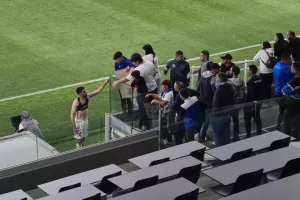 Τελικά... έκανε το καθήκον του ο Άδωνη/ Φανέλα, selfie και πλακάτ! 