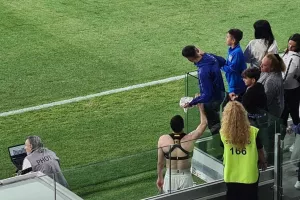 Τελικά... έκανε το καθήκον του ο Άδωνη/ Φανέλα, selfie και πλακάτ! 