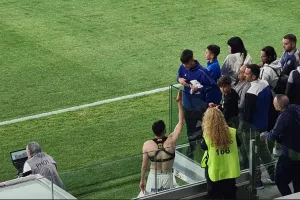 Τελικά... έκανε το καθήκον του ο Άδωνη/ Φανέλα, selfie και πλακάτ! 