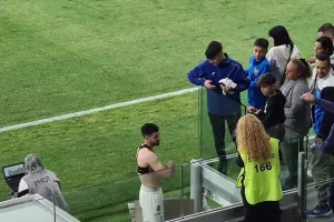 Τελικά... έκανε το καθήκον του ο Άδωνη/ Φανέλα, selfie και πλακάτ! 