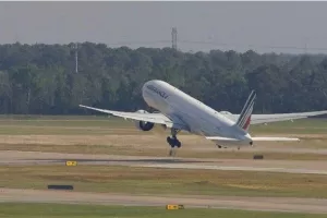 Ταλαιπωρία για επιβάτες της Air France - Κοιμήθηκαν στο πάτωμα μετά από αναγκαστική προσγείωση
