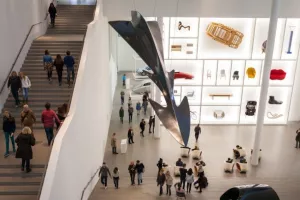 Απολύθηκε γιατί κρέμασε δικό του έργο στο μουσείο