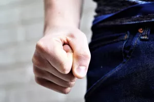 Χτύπησαν ανήλικο οπαδό της ΑΕΚ και άρπαξαν τη μπλούζα του